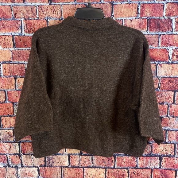 Object button through knitted top - Picture 2 of 5